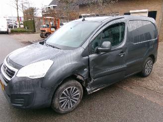 Schadeauto Peugeot Partner 1.6 HDI 75 PREMIUM PACK AIRCO NAVI 2016/6