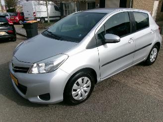 krockskadad bil auto Toyota Yaris 1.3 VVT-I NOW AIRCO 2014/5