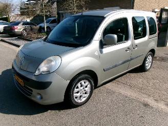 skadebil auto Renault Kangoo FAMILY 1.6-16V E3XPRESSION AUTOMAAT 2010/2