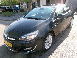 krockskadad bil auto Opel Astra 1.4 COSMO CLIMA NAVI SEDAN 2013/2
