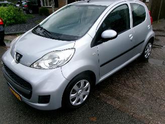 uszkodzony samochody osobowe Peugeot 107 1.0-12V XS 5 DEURS AIRCO 2011/6