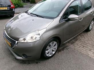 Vaurioauto  passenger cars Peugeot 208 1.4 VTI ACTIVE CLIMA NAVI 5 DEURS GEEN SCHADE 2012/6