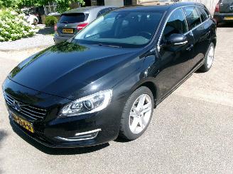 uszkodzony samochody osobowe Volvo V-60 2.4 D6 AWD PLUG-IN HYBRID R-DESIGN 2015/10