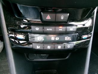 Peugeot 208 1.2 I ENVY CLIMA NAVI picture 18
