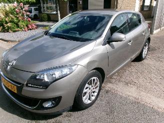 damaged passenger cars Renault Mégane 1.5 DCI COLLECTION CLIMA NAVI 2013/7