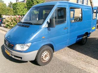 krockskadad bil bedrijf Mercedes Sprinter 208 CDI INVALIDE VERVOER ELEC LIFT 2003/5