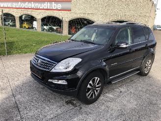 damaged passenger cars Ssang yong Rexton RX200 XDI 4WD 7PLACE 2014/2