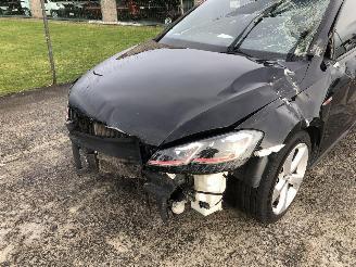 Volkswagen Golf 2.0 TSI picture 8