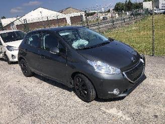 Peugeot 208 1.2 picture 3