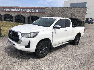 damaged passenger cars Toyota Hilux 2.4 D4D 2021/4