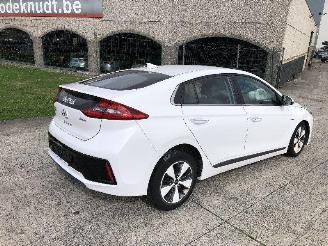 damaged passenger cars Hyundai Ioniq 1.6 HYBRIDE 2018/1