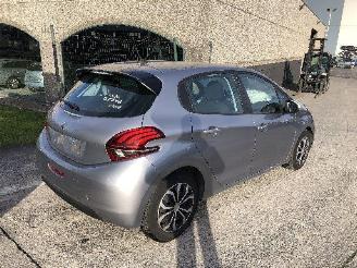 Peugeot 208 1.2 picture 4