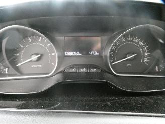 Peugeot 208 SIGNATURE picture 13