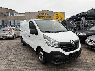 krockskadad bil bedrijf Renault Trafic  2017/3