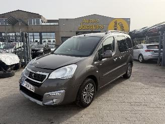 uszkodzony samochody osobowe Peugeot Partner TEPEE 1.2 PURETECH 2017/9