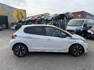 Vaurioauto  passenger cars Peugeot 208 1.2 ALLURE 2019/2