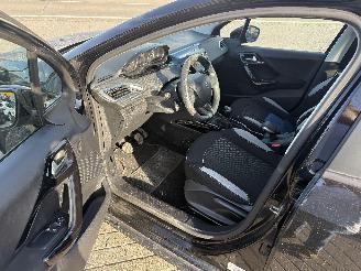 Peugeot 2008 1.2 PURETEC picture 12