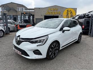 damaged passenger cars Renault Clio PAS POUR LA FRANCE 2021/12