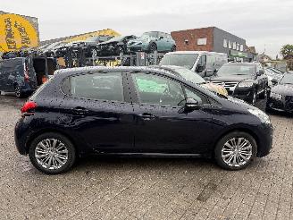 Peugeot 208 1.2 SIGNATURE picture 5