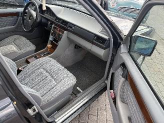Mercedes 200-serie 124 picture 16