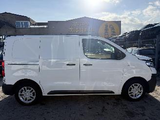 skadebil bedrijf Opel Vivaro 1.5 TURBO C EDITION 2020/9