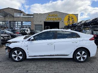Damaged car Hyundai Ioniq PLUG-IN HYDBRID 2018/3