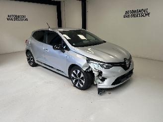 krockskadad bil auto Renault Clio  2023/10