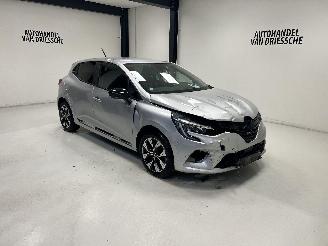 krockskadad bil auto Renault Clio  2023/10