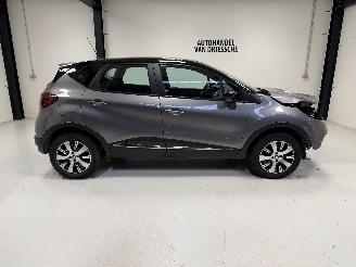krockskadad bil auto Renault Captur  2019/2