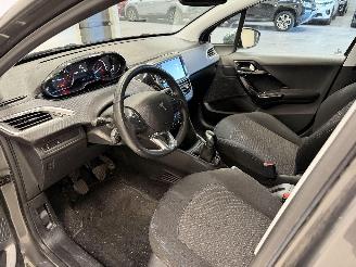 Peugeot 208 SIGNATURE picture 10