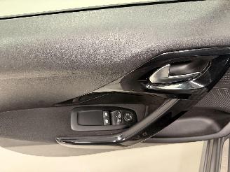 Peugeot 208 SIGNATURE picture 11
