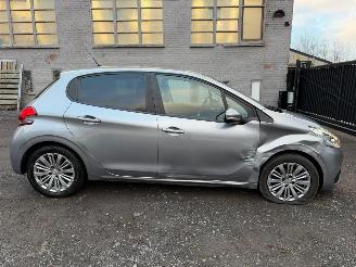 Voiture accidenté Peugeot 208 1.2 I 2019/4