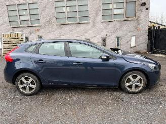 Damaged car Volvo V-40 V 40 KINETIC 2015/1