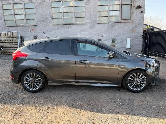 Schadeauto Ford Focus ST-LINE 2018/2