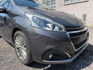 Peugeot 208 SIGNATURE picture 3