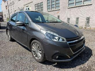Peugeot 208 SIGNATURE picture 2