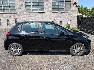 Damaged car Peugeot 208 1.2 I 2018/10