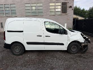 krockskadad bil bedrijf Peugeot Partner 1.6 HDI 2015/6