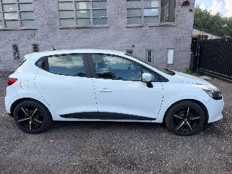 Vaurioauto  passenger cars Renault Clio AUTHENTIQUE 2016/6