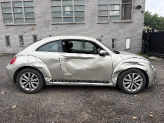 krockskadad bil auto Volkswagen Beetle DESIGN 2016/8
