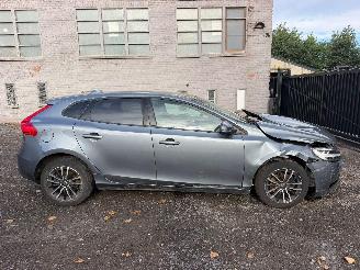 damaged passenger cars Volvo V-40 V 40 2019/4