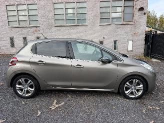 krockskadad bil bedrijf Peugeot 208 ALLURE 2015/1