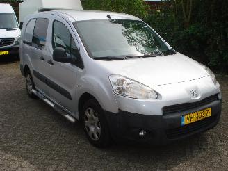 krockskadad bil bedrijf Peugeot Partner LONG  1.6HDI AIRCO-NAVIGATIE 2014/5