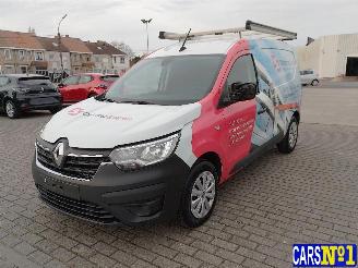 damaged passenger cars Renault Express  2022/10