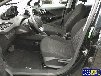 Peugeot 208  picture 16