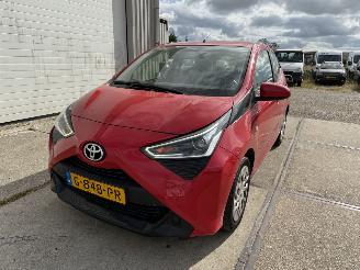 Vaurioauto  passenger cars Toyota Aygo 1.0 VVT-i X-Play Multimedia Camera 2019/11