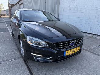 Schadeauto Volvo V-60 2.4 D6 AWD Plug in Hybrid Summum 2013/12