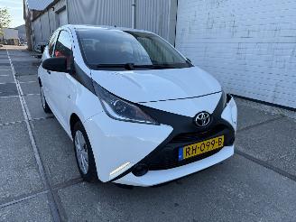 Schadeauto Toyota Aygo 1.0 VVT-i x-fun 2017/11