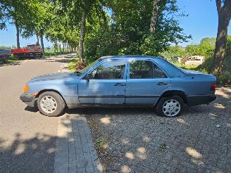 disassembly passenger cars Mercedes 200-280 260 E W124 1989/3