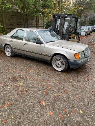 Mercedes 200-serie 230 E picture 3